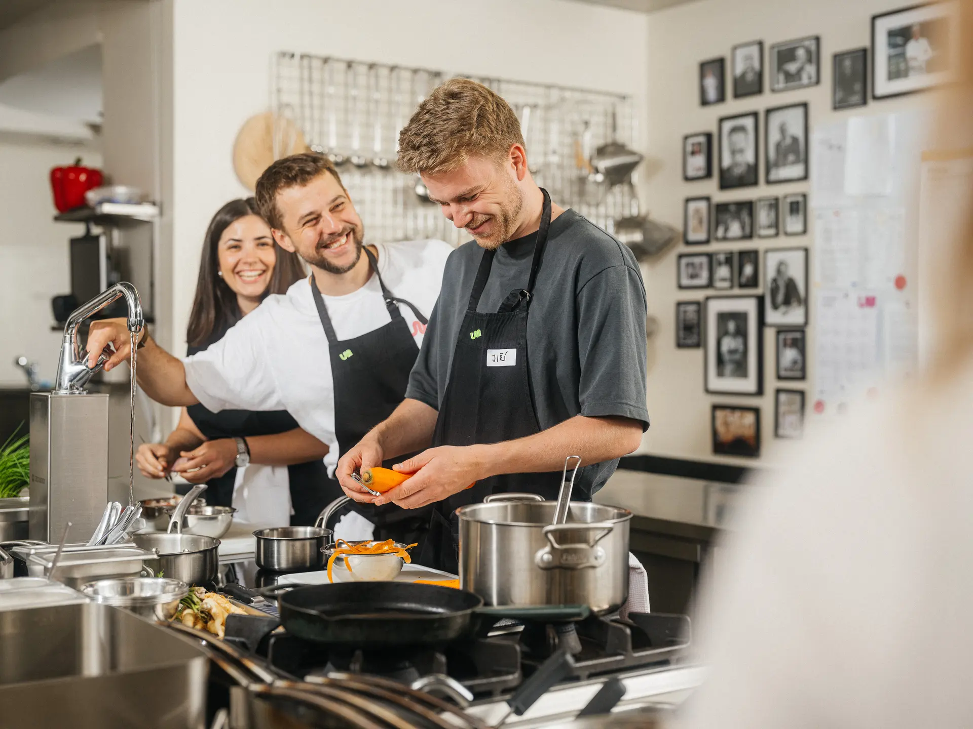 Lidé vaří v otevřené kuchyni UMu.