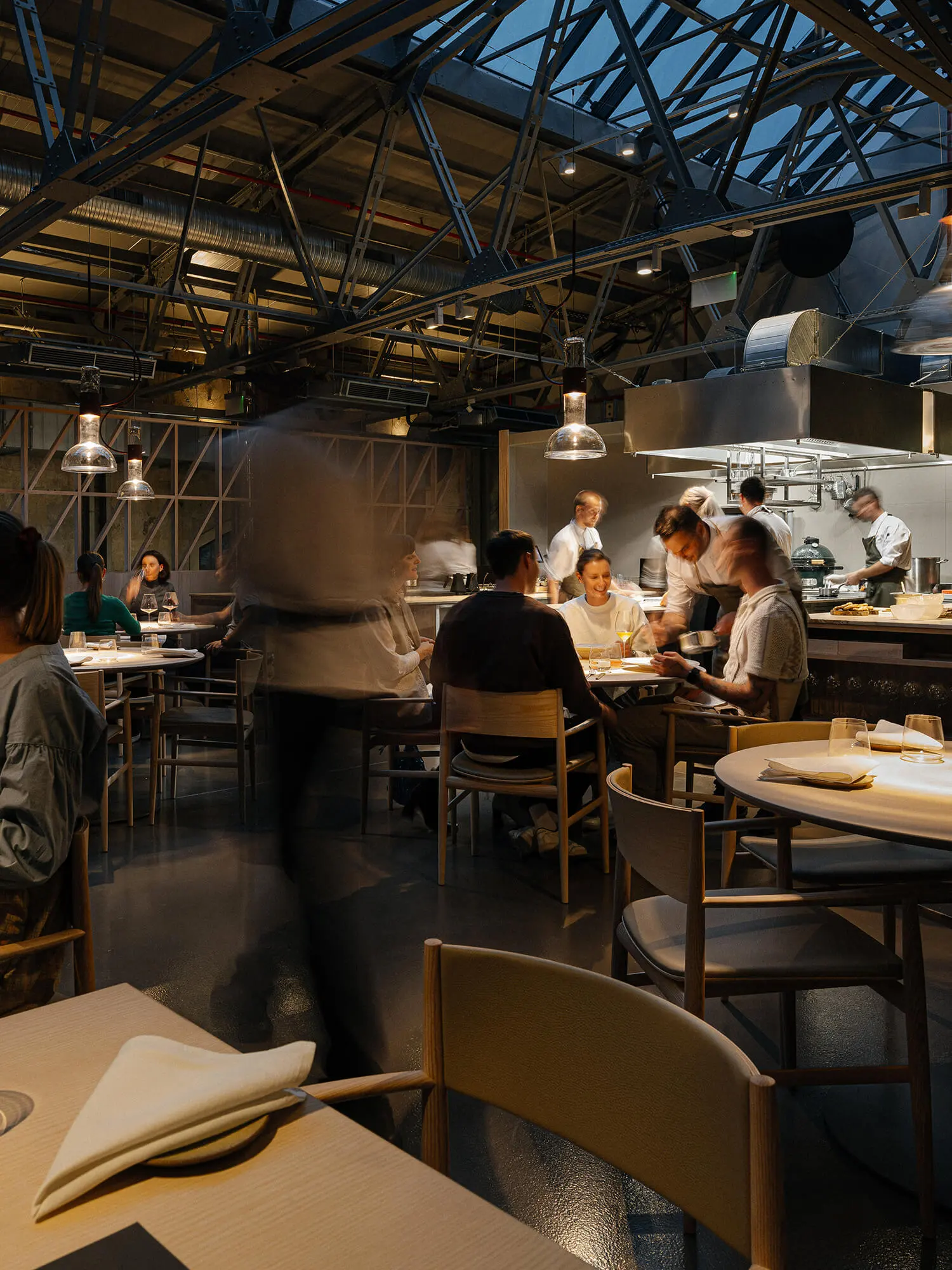 Hosté večeří v restauraci Štangl s otevřenou kuchyní.