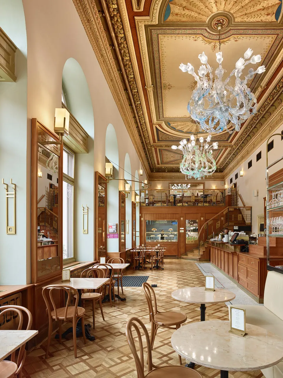 Historický interiér kavárny Savoy s vysokým stropem.