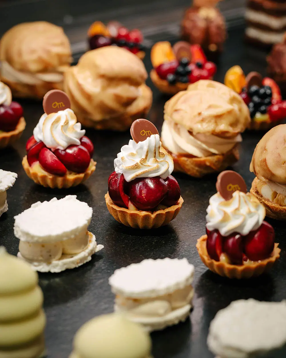 Výběr dezertů a minizákusků z cukráren Myšák.