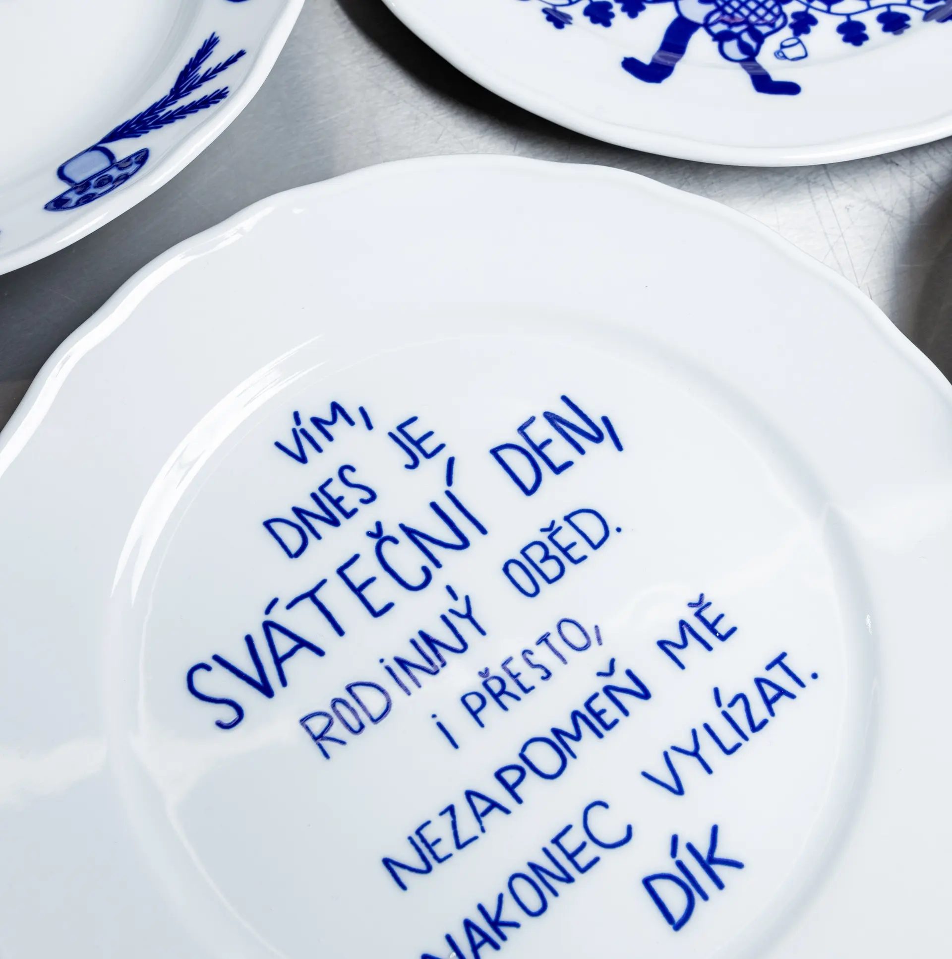 Porcelain plate with a blue inscription about a festive family lunch.