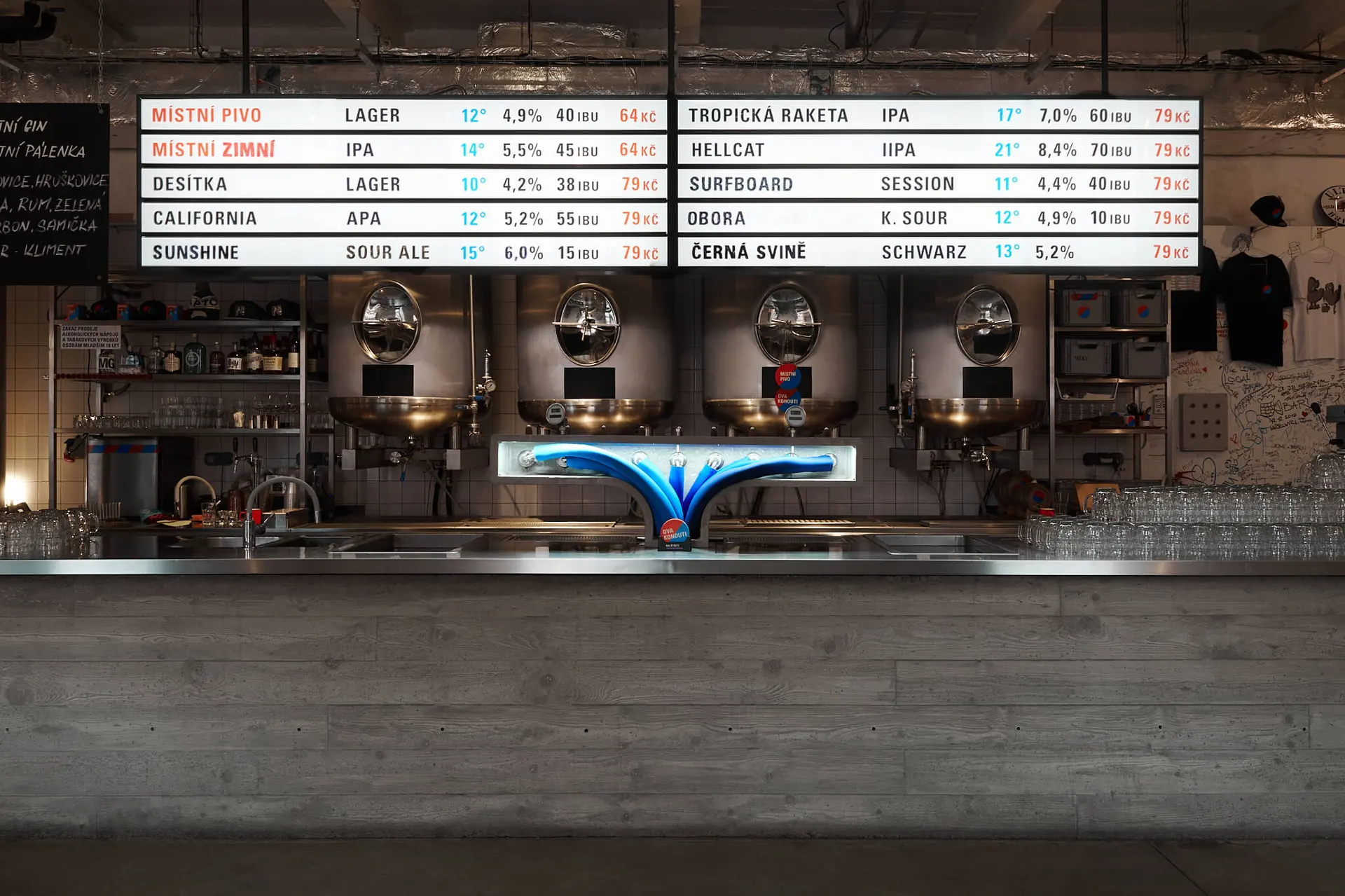 Pult a nabídka piva ve Dvou kohoutech v Praze.