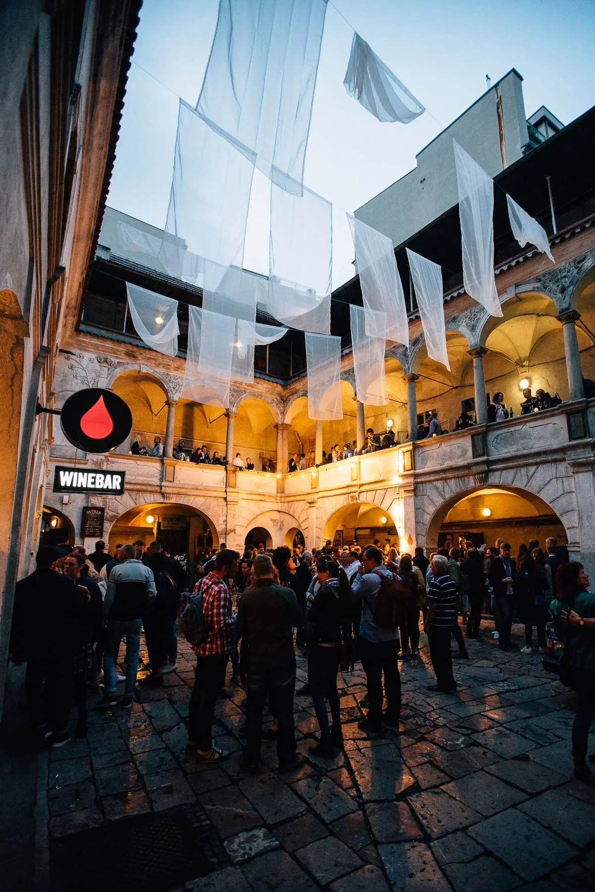 Dvůr Bokovky zaplněný hosty během večerní akce.