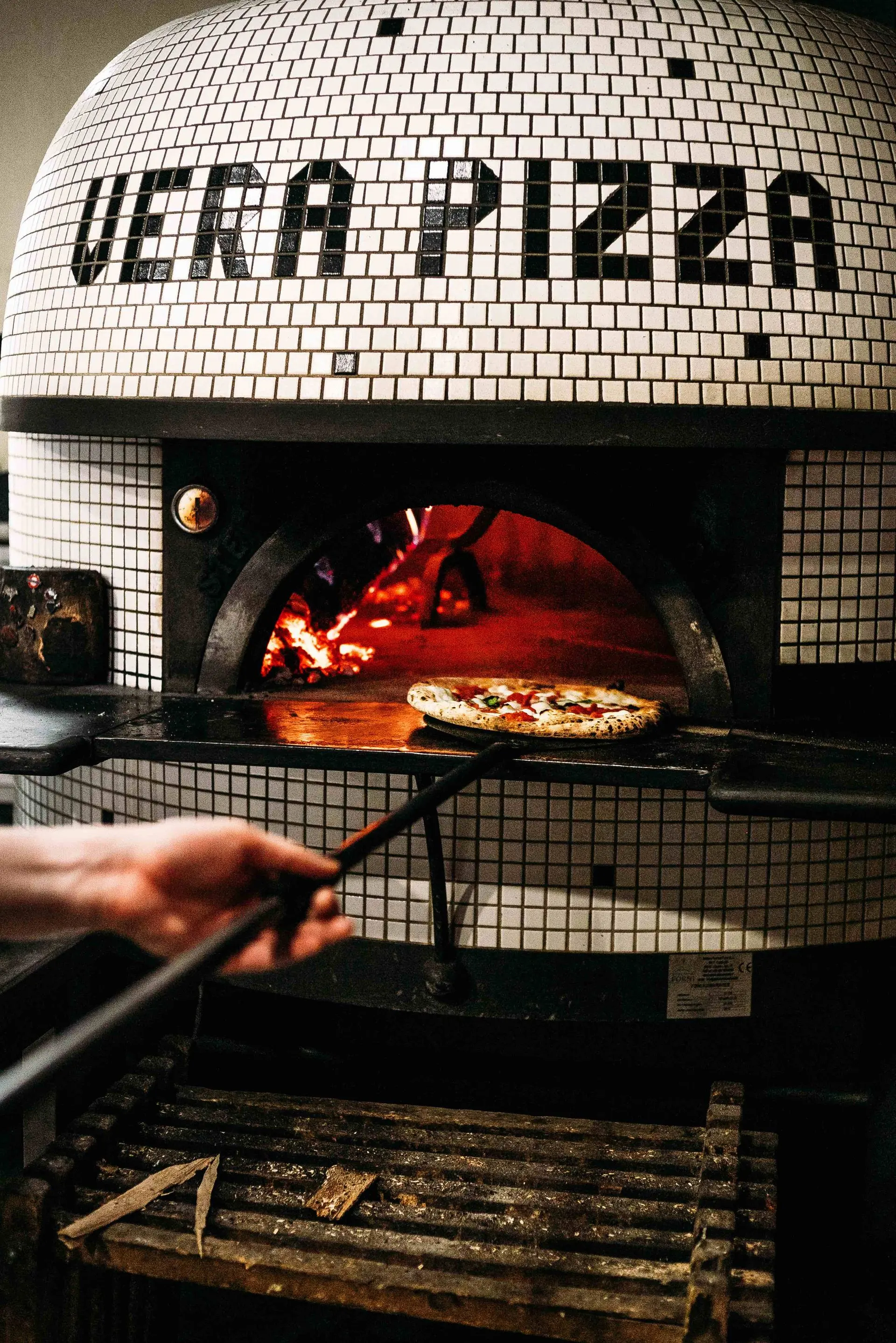 Pizza pečená v peci na dřevo Vera Pizza.