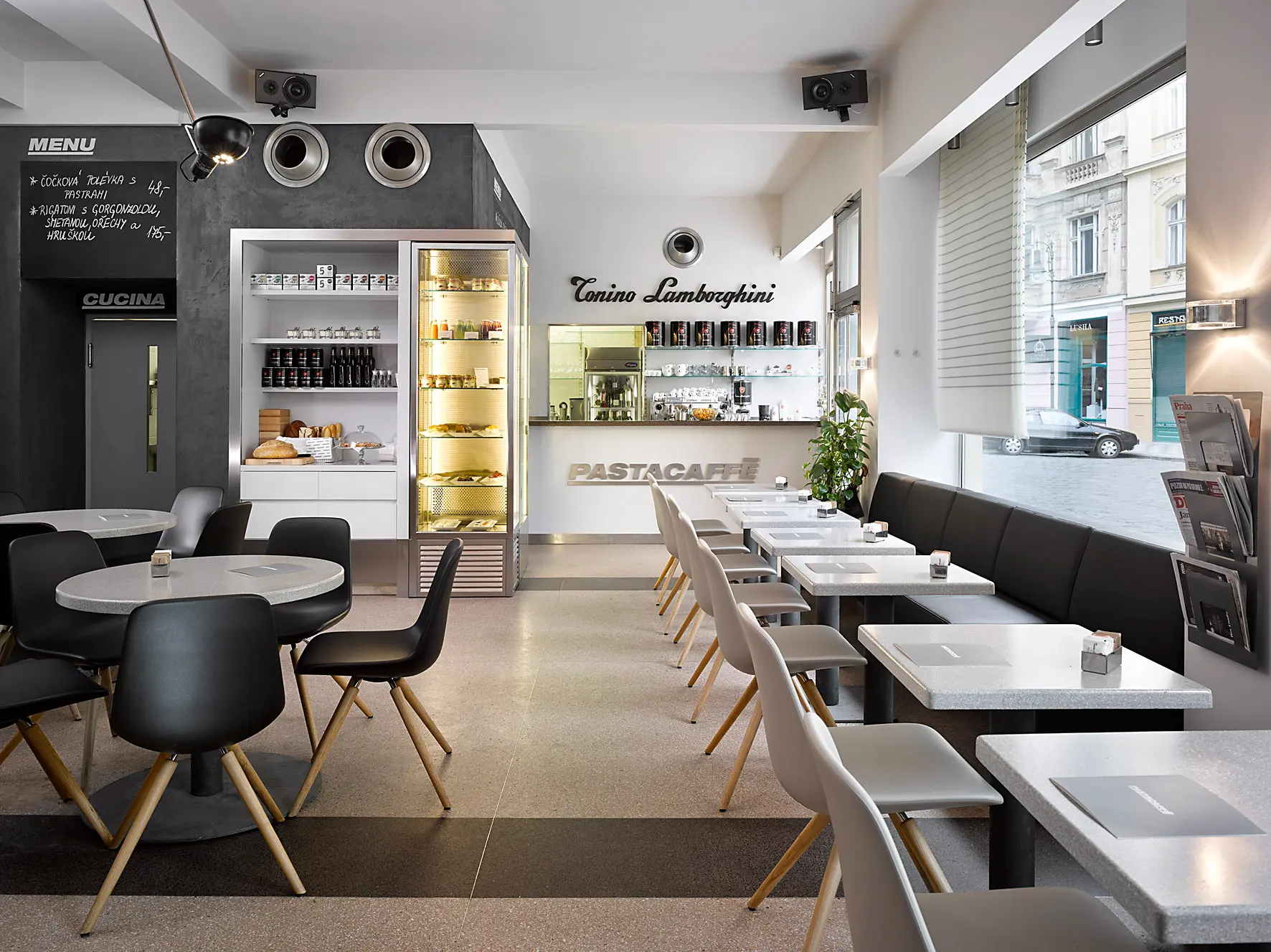 Interiér restaurace Pastacaffé ve Vězeňské.