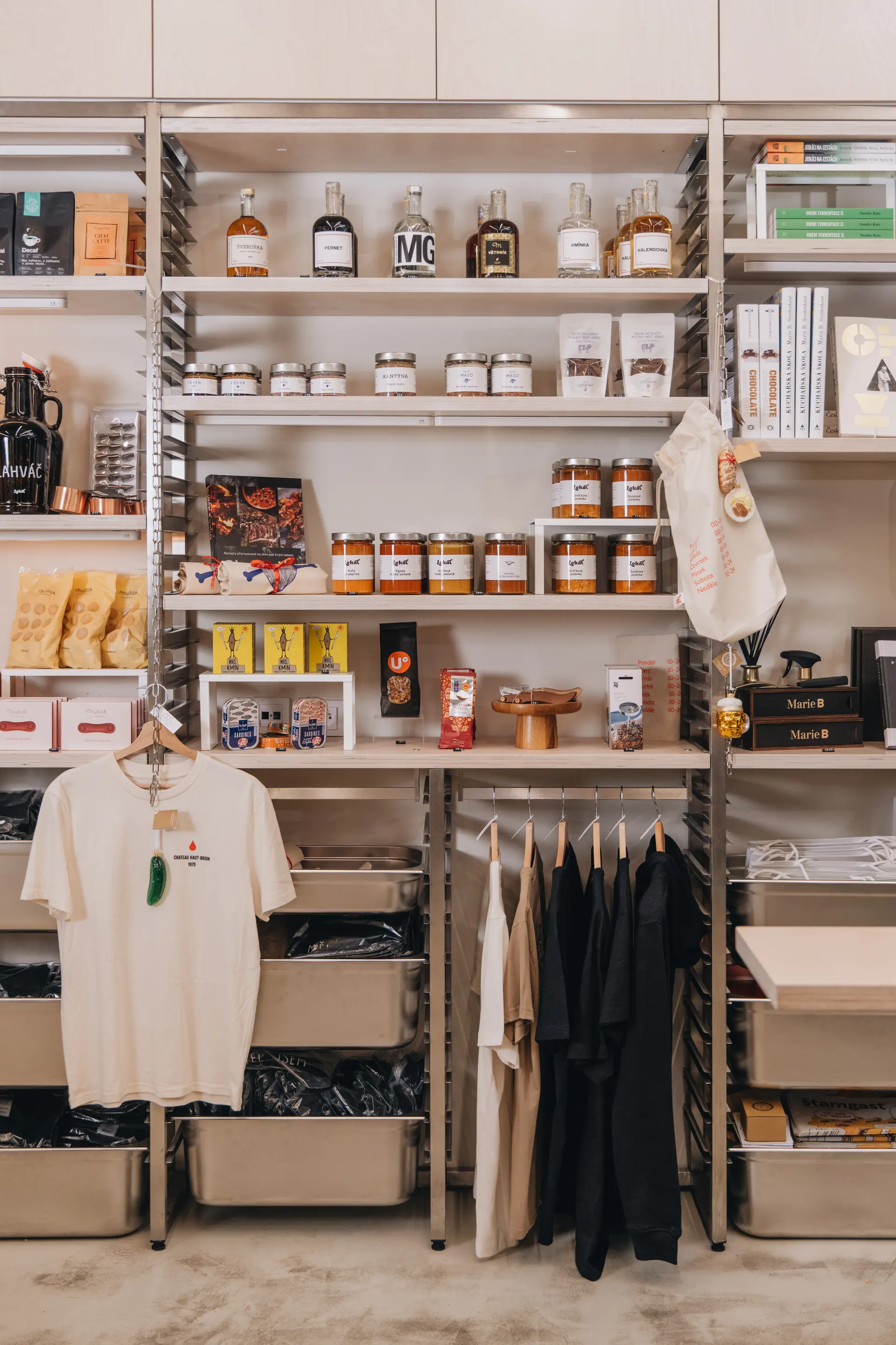 Shelves with delicatessen products, books and merchandise in Klub Ambiente.