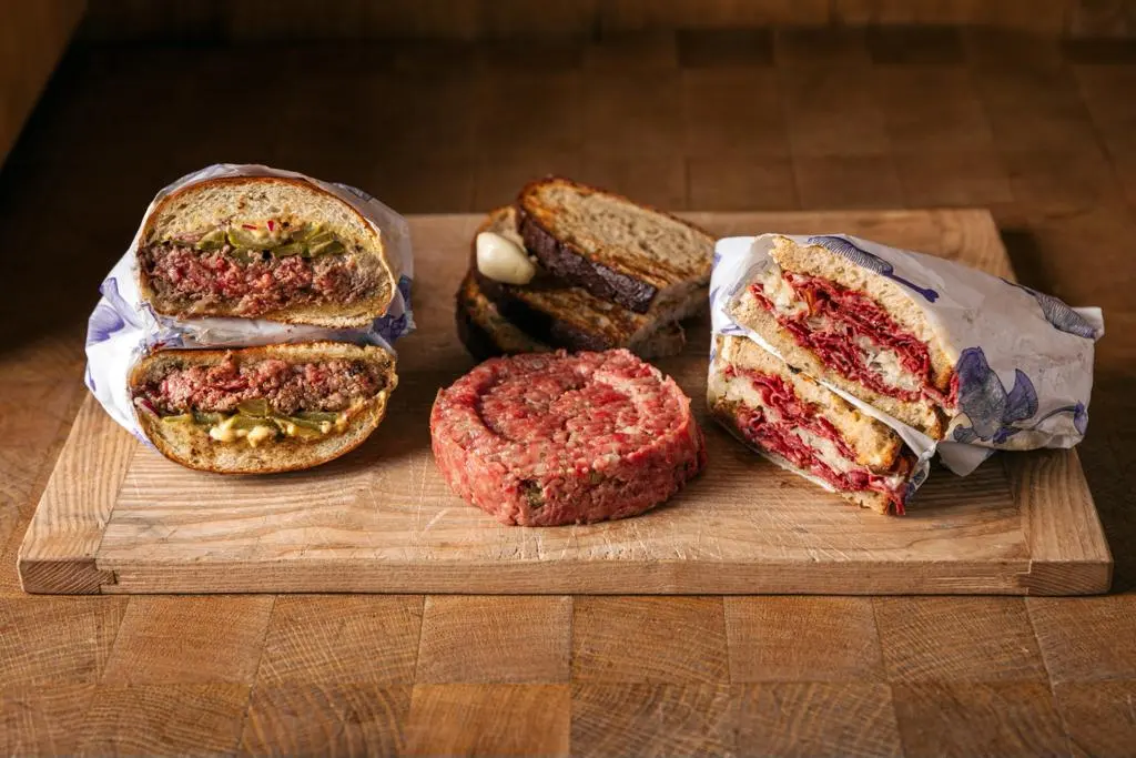 Hovězí sendviče s tatarákem a pastrami na prkénku v Našem masu.