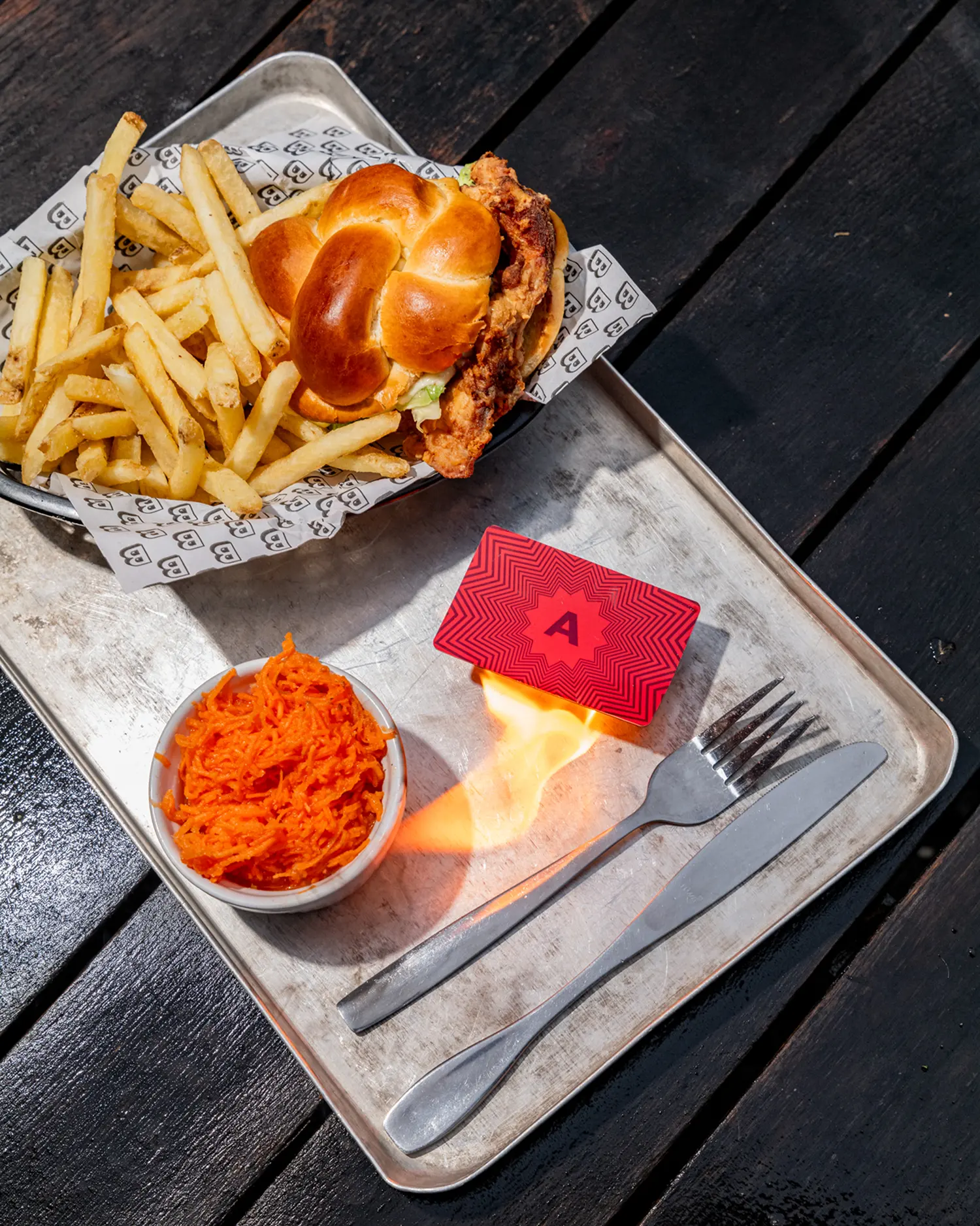Smažený kuřecí burger s hranolkami a mrkvovým salátem z Bufetu na tácku, věrnostní kartička Ambiente.